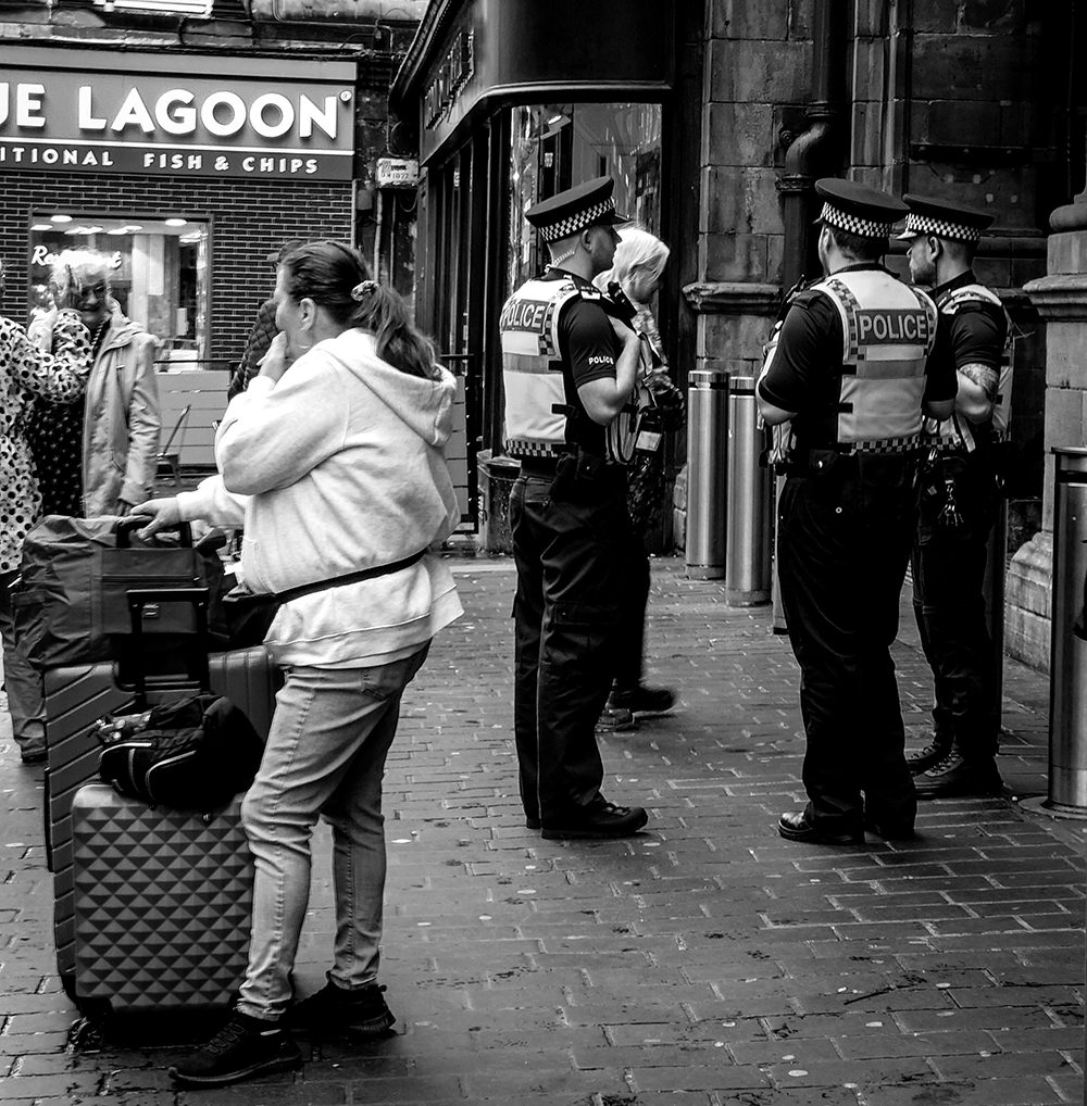 Police in Glasgow speaking to the public